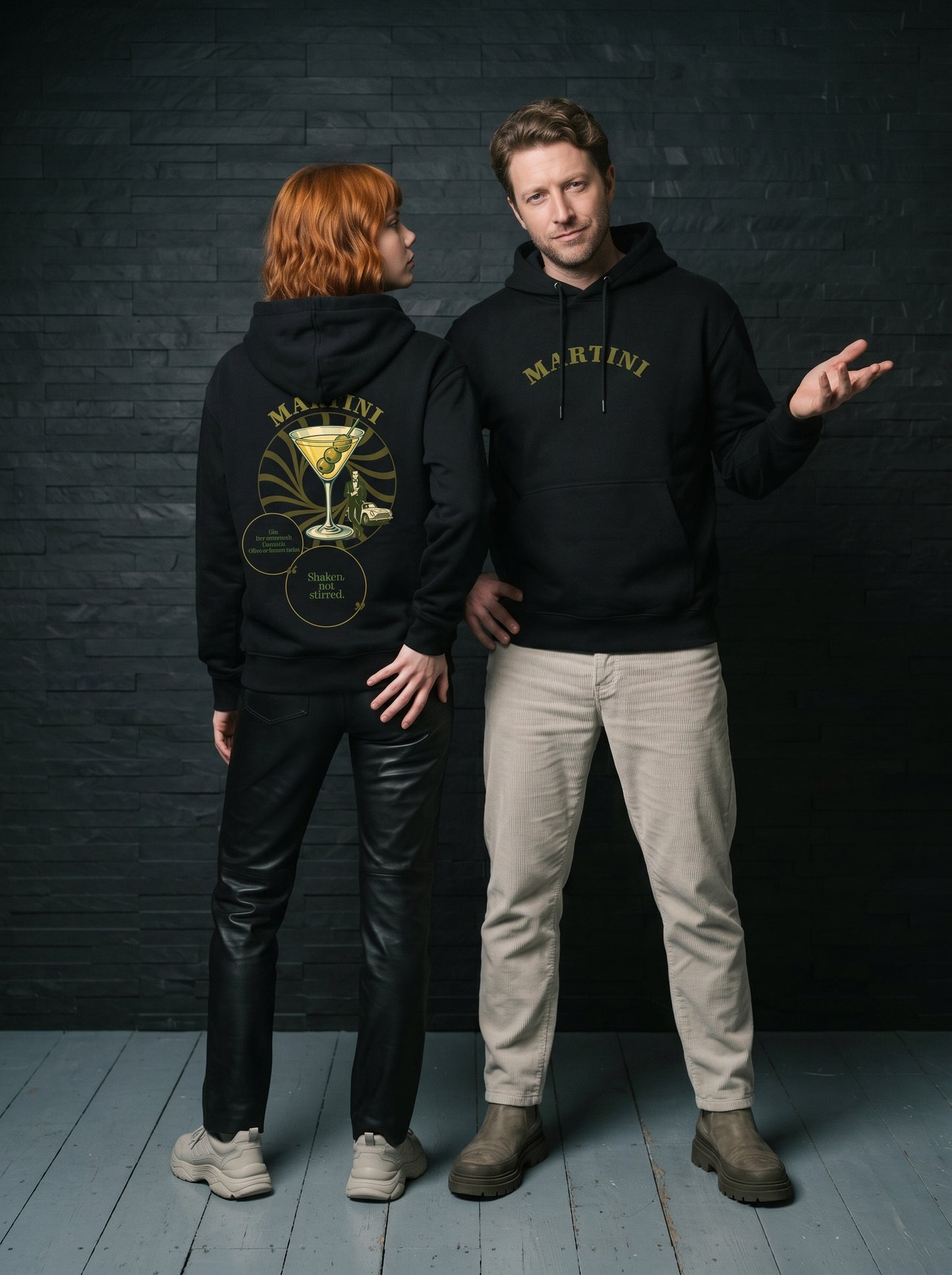 Mr.B Martini Hoodie · Siyah · Lisa ve Nathan ürünü giyerken (kurgusal karakterler, görsel yapay zekâ ile üretildi)
