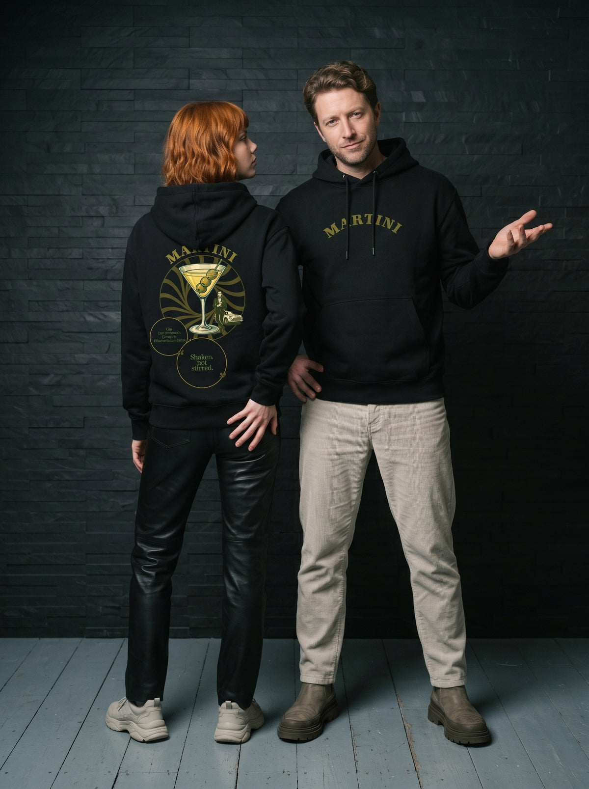 Mr.B Martini Hoodie · Siyah · Lisa ve Nathan ürünü giyerken (kurgusal karakterler, görsel yapay zekâ ile üretildi)