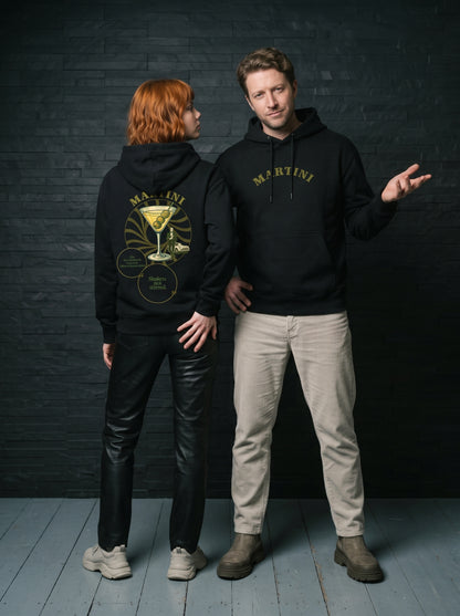Mr.B Martini Hoodie · Siyah · Lisa ve Nathan ürünü giyerken (kurgusal karakterler, görsel yapay zekâ ile üretildi)