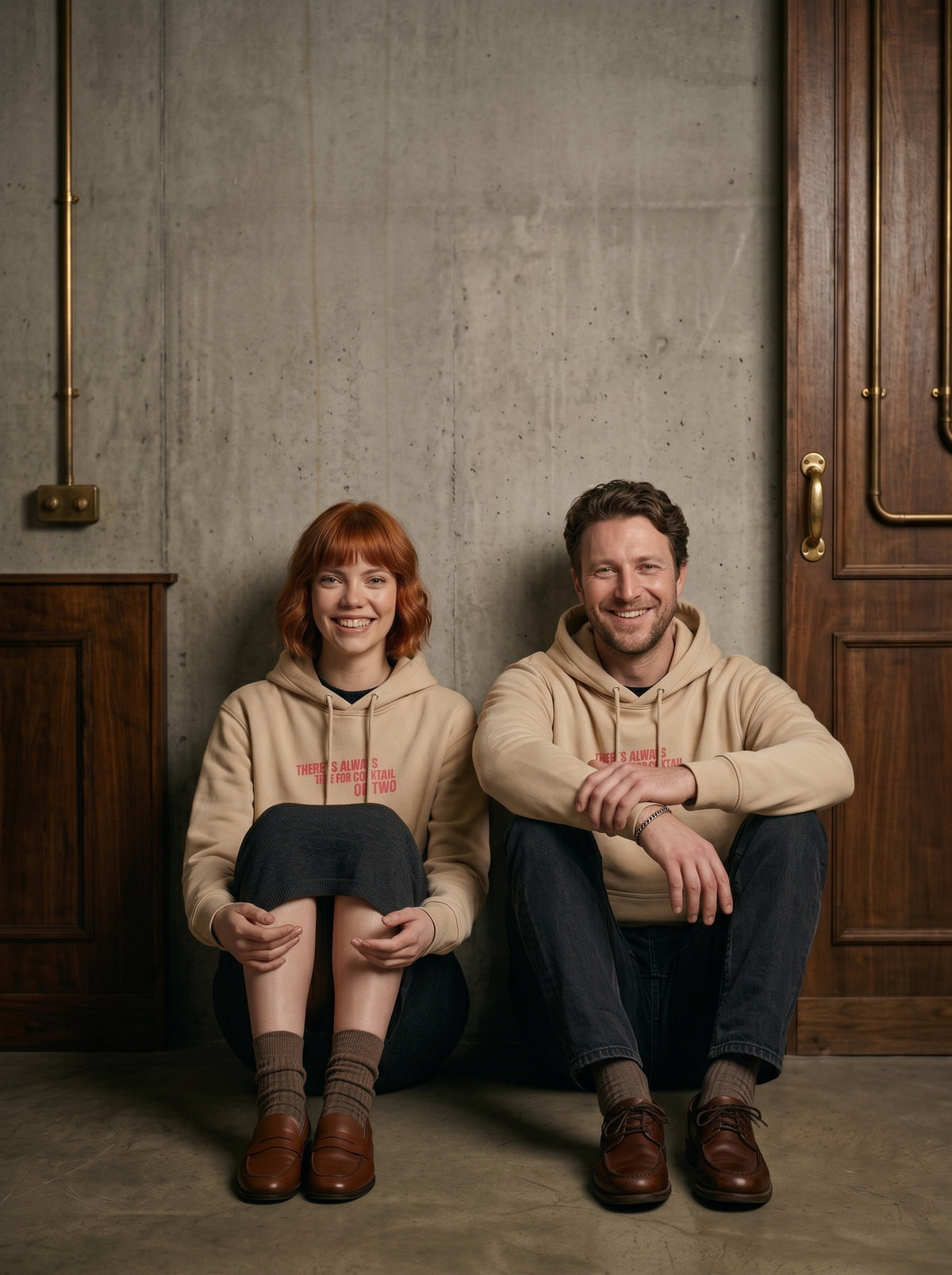 Mr.B House Hoodie · Bej · Lisa ve Nathan ürünü giyerken (kurgusal karakterler, görsel yapay zekâ ile üretildi)