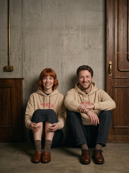 Mr.B House Hoodie · Bej · Lisa ve Nathan ürünü giyerken (kurgusal karakterler, görsel yapay zekâ ile üretildi)