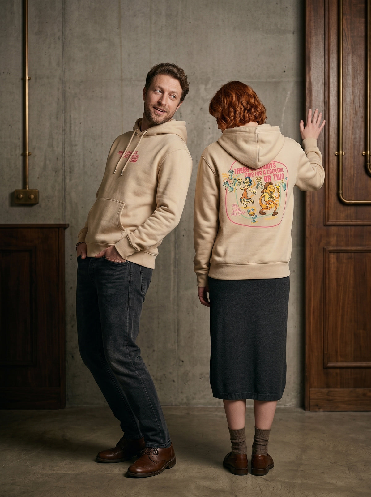 Mr.B House Hoodie · Bej · Lisa ve Nathan ürünü giyerken (kurgusal karakterler, görsel yapay zekâ ile üretildi)