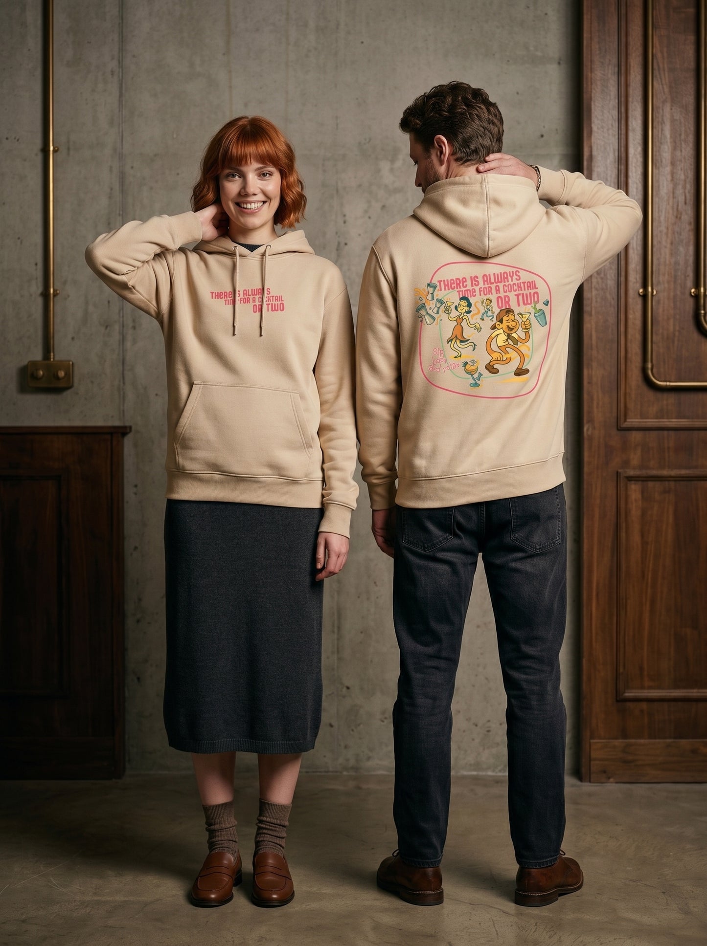 Mr.B House Hoodie · Bej · Lisa ve Nathan ürünü giyerken (kurgusal karakterler, görsel yapay zekâ ile üretildi)