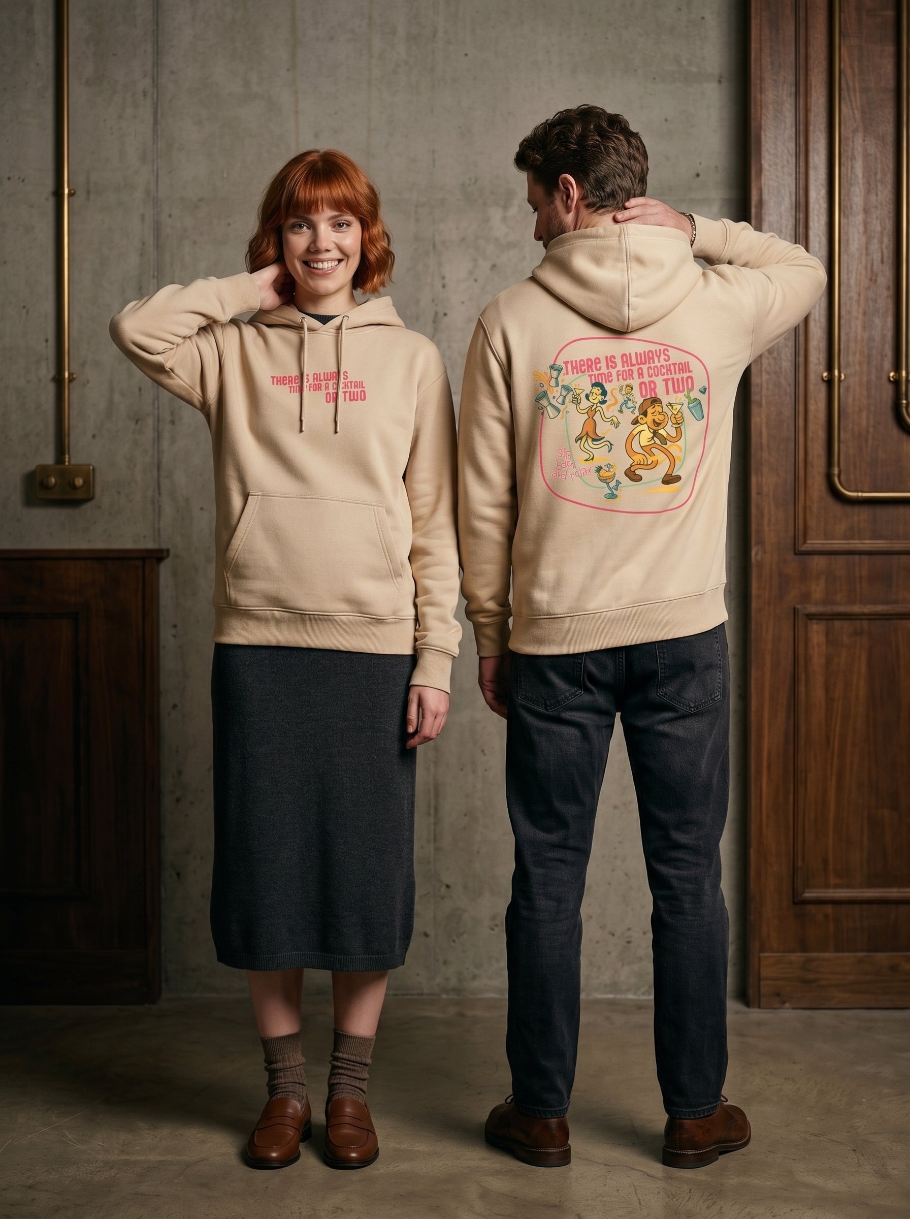 Mr.B House Hoodie · Bej · Lisa ve Nathan ürünü giyerken (kurgusal karakterler, görsel yapay zekâ ile üretildi)