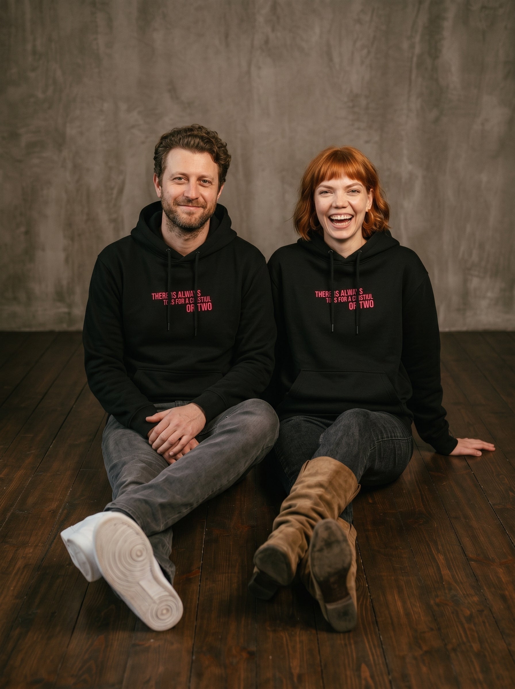 Mr.B House Hoodie · Siyah · Lisa ve Nathan ürünü giyerken (kurgusal karakterler, görsel yapay zekâ ile üretildi)