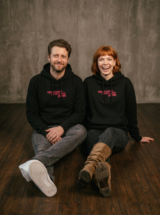 Mr.B House Hoodie · Siyah · Lisa ve Nathan ürünü giyerken (kurgusal karakterler, görsel yapay zekâ ile üretildi)