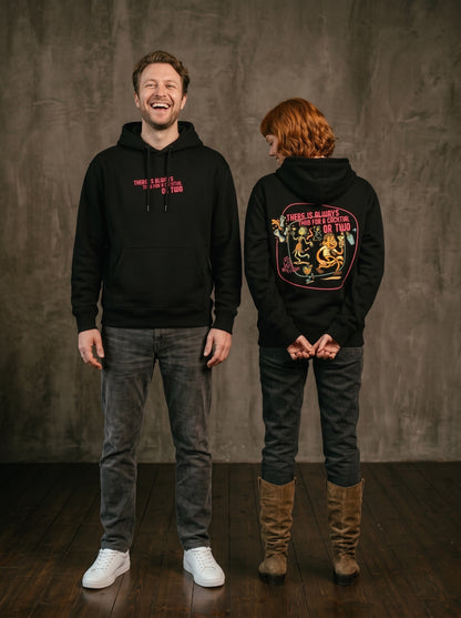 Mr.B House Hoodie · Siyah · Lisa ve Nathan ürünü giyerken (kurgusal karakterler, görsel yapay zekâ ile üretildi)