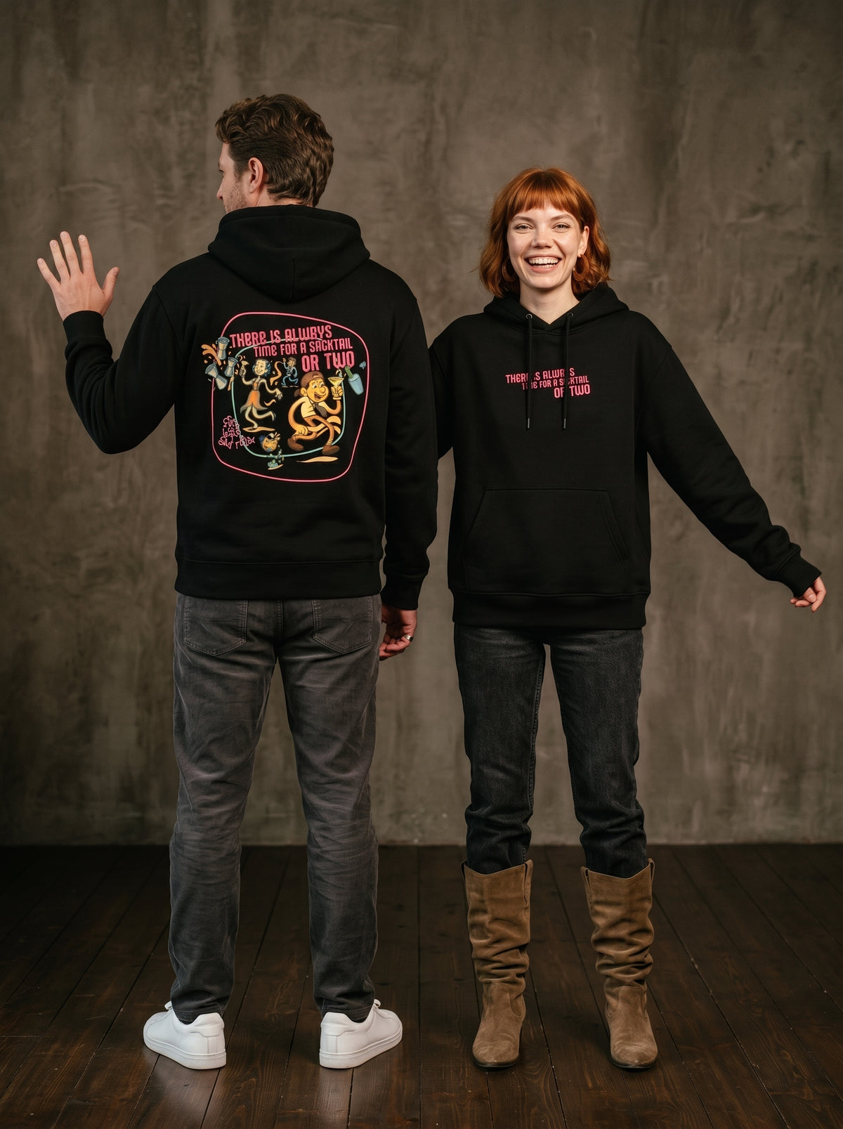 Mr.B House Hoodie · Siyah · Lisa ve Nathan ürünü giyerken (kurgusal karakterler, görsel yapay zekâ ile üretildi)