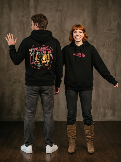 Mr.B House Hoodie · Siyah · Lisa ve Nathan ürünü giyerken (kurgusal karakterler, görsel yapay zekâ ile üretildi)