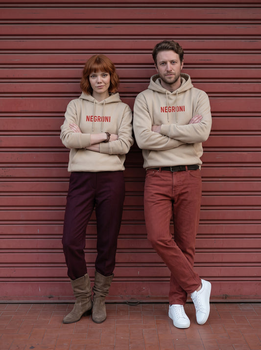 Mr.B Negroni Hoodie · Bej · Lisa ve Nathan ürünü giyerken (kurgusal karakterler, görsel yapay zekâ ile üretildi)