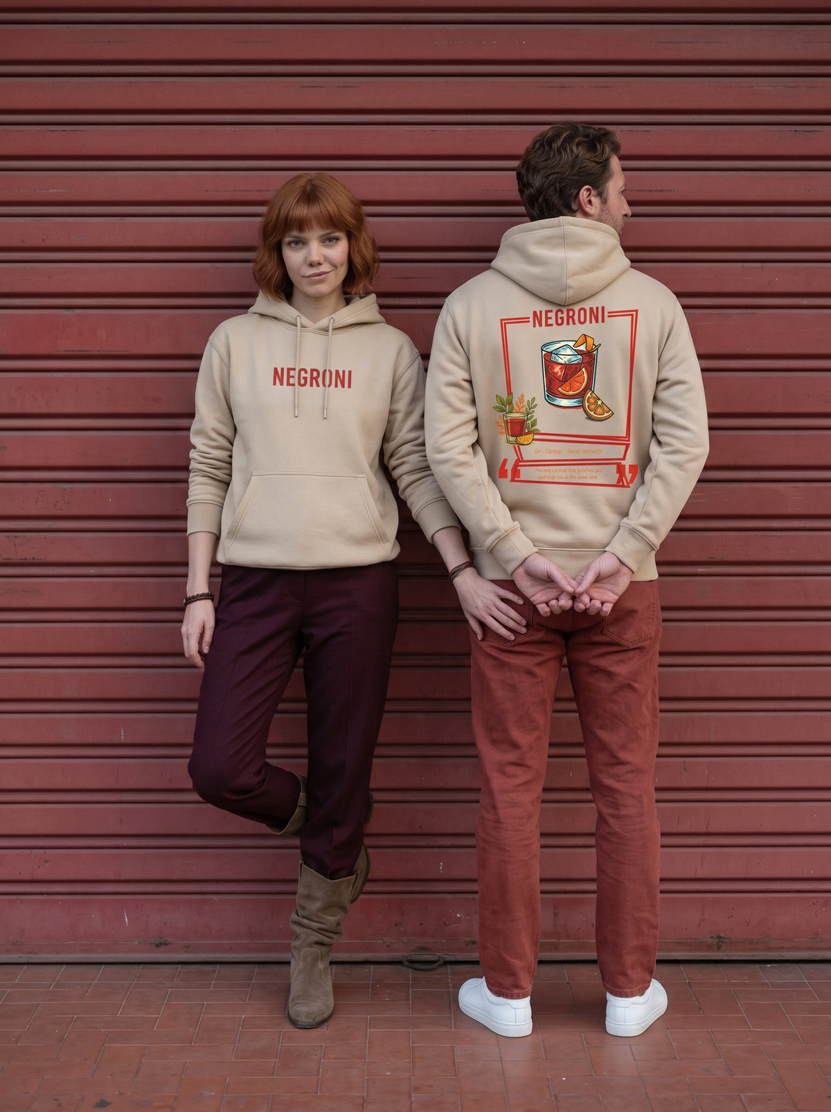 Mr.B Negroni Hoodie · Bej · Lisa ve Nathan ürünü giyerken (kurgusal karakterler, görsel yapay zekâ ile üretildi)