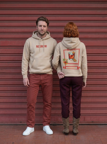 Mr.B Negroni Hoodie · Bej · Lisa ve Nathan ürünü giyerken (kurgusal karakterler, görsel yapay zekâ ile üretildi)