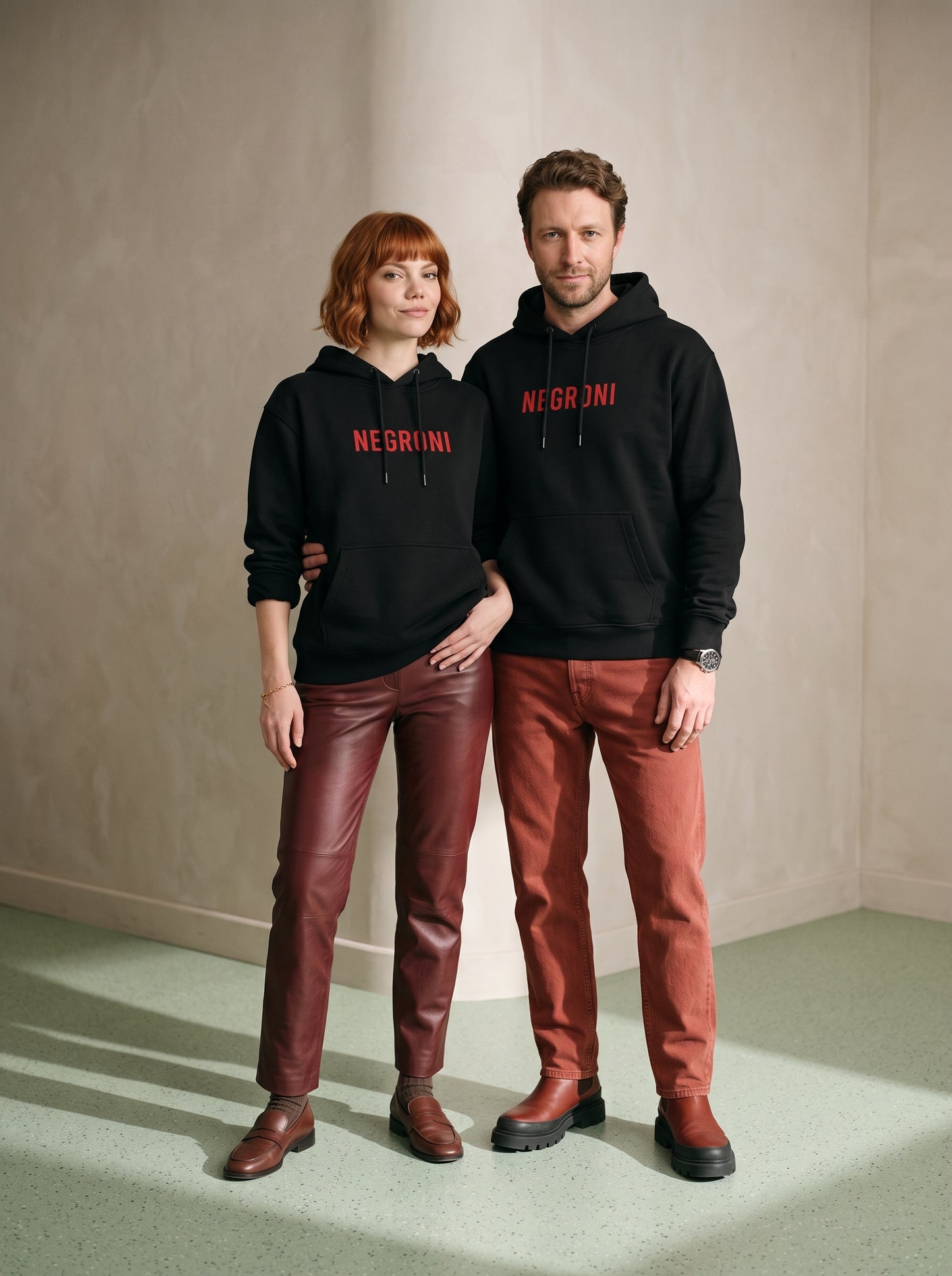 Mr.B Negroni Hoodie · Siyah · Lisa ve Nathan ürünü giyerken (kurgusal karakterler, görsel yapay zekâ ile üretildi)