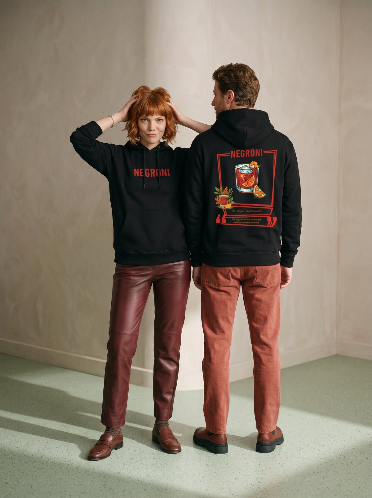 Mr.B Negroni Hoodie · Siyah · Lisa ve Nathan ürünü giyerken (kurgusal karakterler, görsel yapay zekâ ile üretildi)