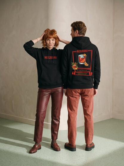Mr.B Negroni Hoodie · Siyah · Lisa ve Nathan ürünü giyerken (kurgusal karakterler, görsel yapay zekâ ile üretildi)