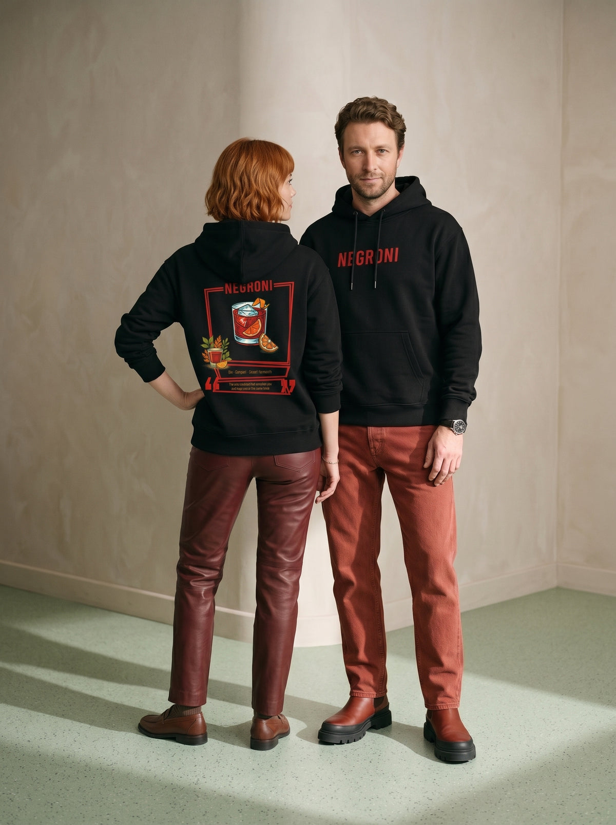 Mr.B Negroni Hoodie · Siyah · Lisa ve Nathan ürünü giyerken (kurgusal karakterler, görsel yapay zekâ ile üretildi)