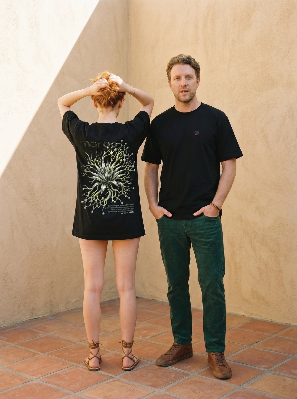 Mr.B Margarita — Biomorphism Koleksiyonu · Lisa ve Nathan ürünü giyerken (kurgusal karakterler, görsel yapay zekâ ile üretildi)
