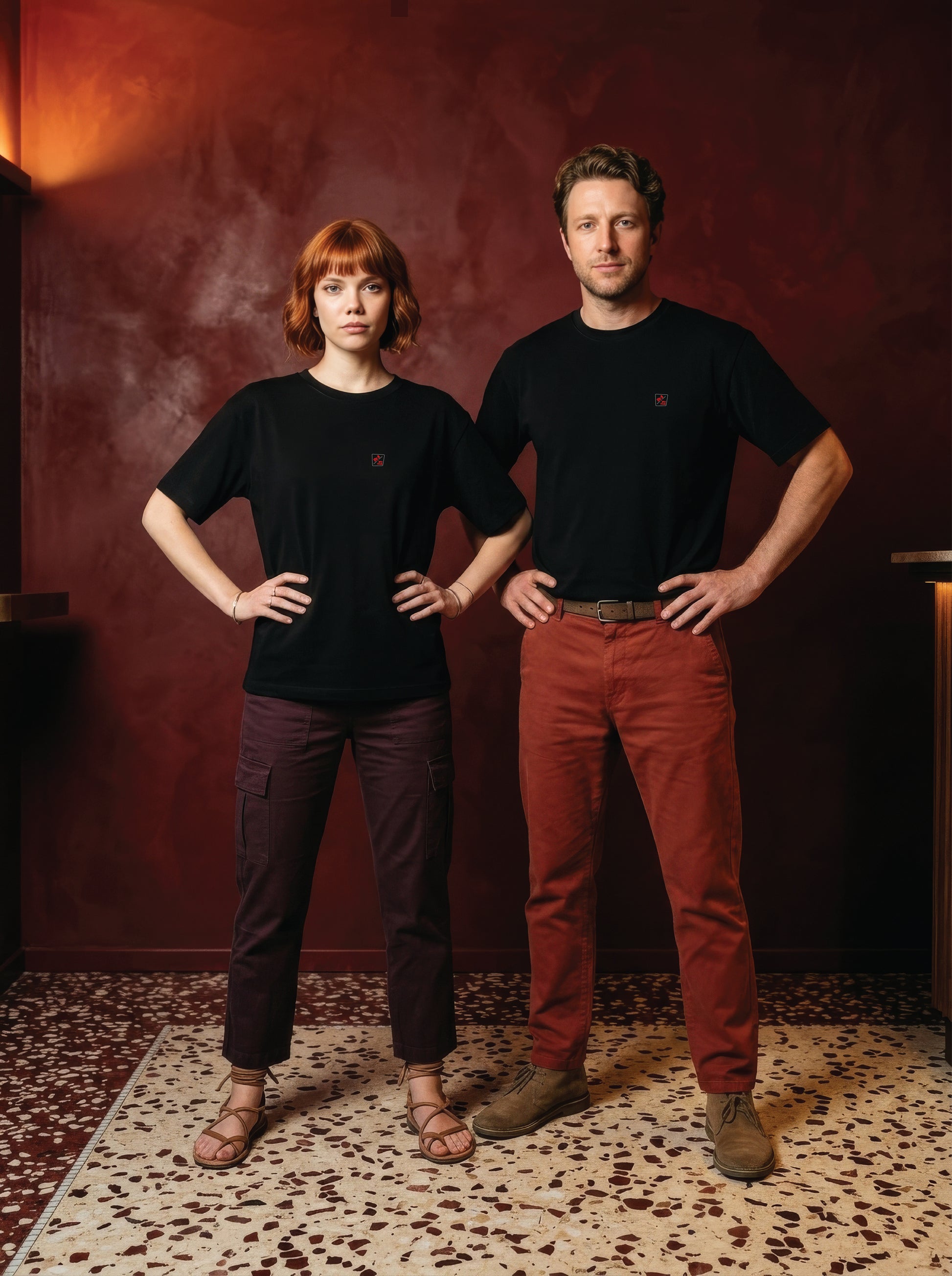 Mr.B Negroni — Biomorphism Koleksiyonu · Lisa ve Nathan ürünü giyerken (kurgusal karakterler, görsel yapay zekâ ile üretildi)