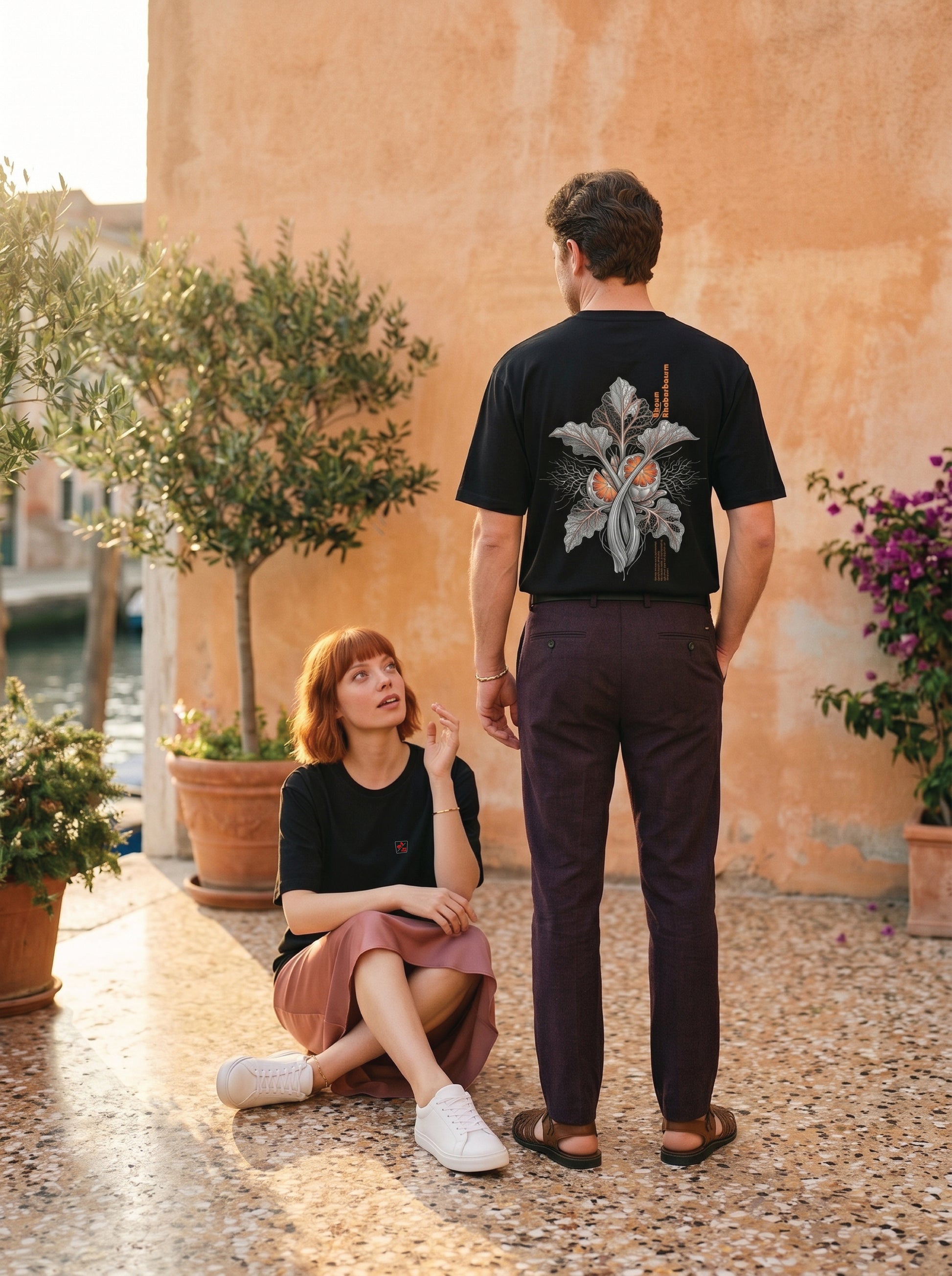 Mr.B Aperol Spritz — Biomorphism Koleksiyonu · Lisa ve Nathan ürünü giyerken (kurgusal karakterler, görsel yapay zekâ ile üretildi)
