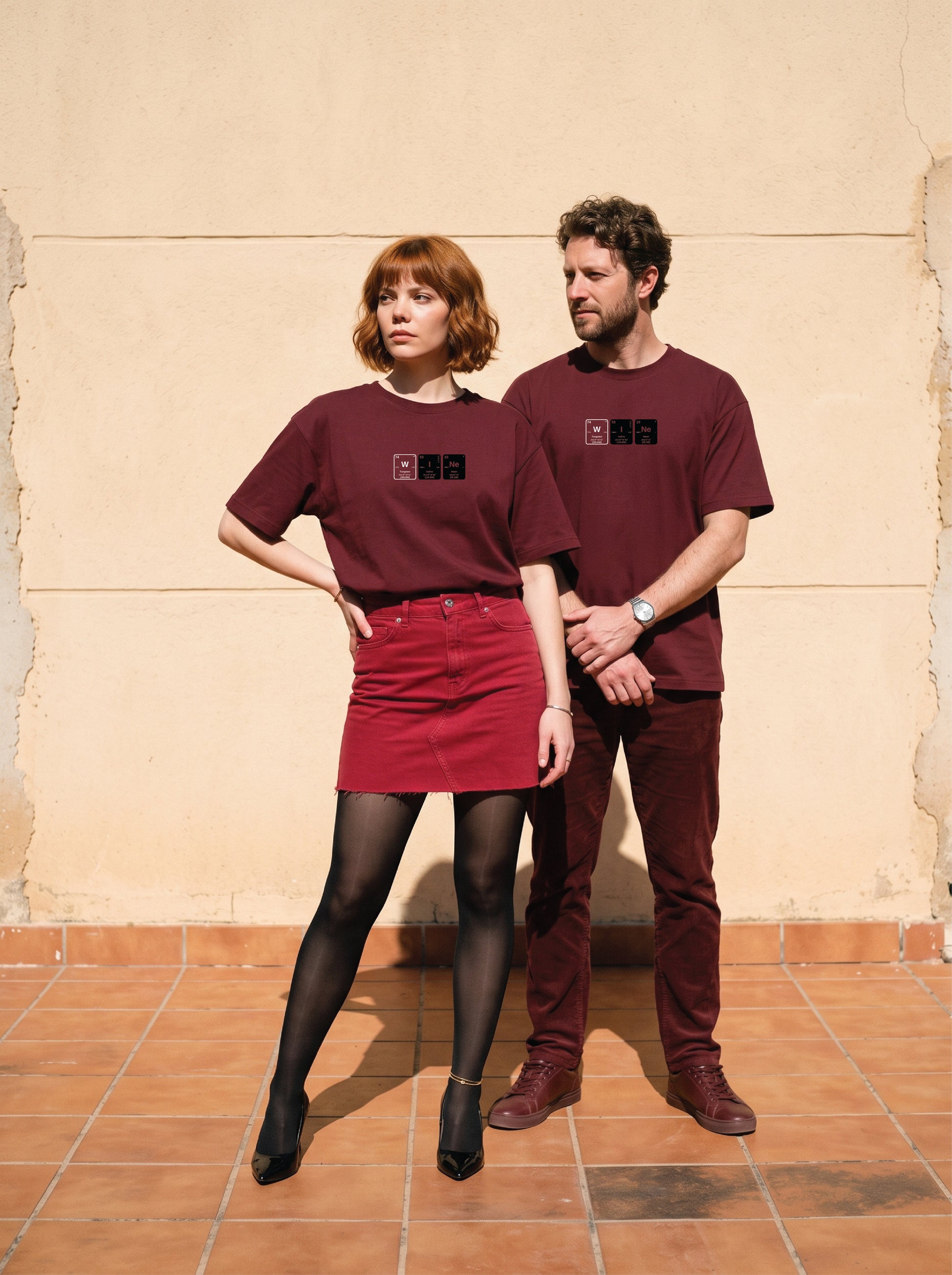Mr.B Wine — Conscious Chemistry Koleksiyonu · Lisa ve Nathan ürünü giyerken (kurgusal karakterler, görsel yapay zekâ ile üretildi)