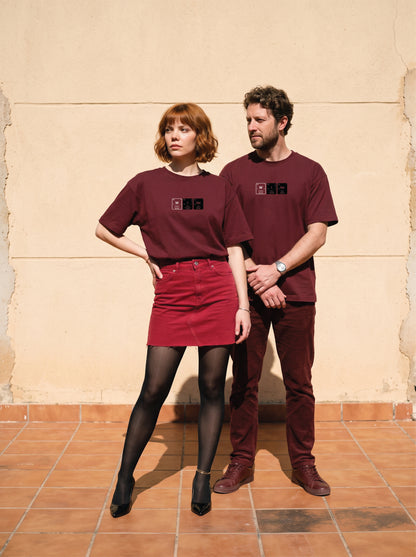 Mr.B Wine — Conscious Chemistry Koleksiyonu · Lisa ve Nathan ürünü giyerken (kurgusal karakterler, görsel yapay zekâ ile üretildi)