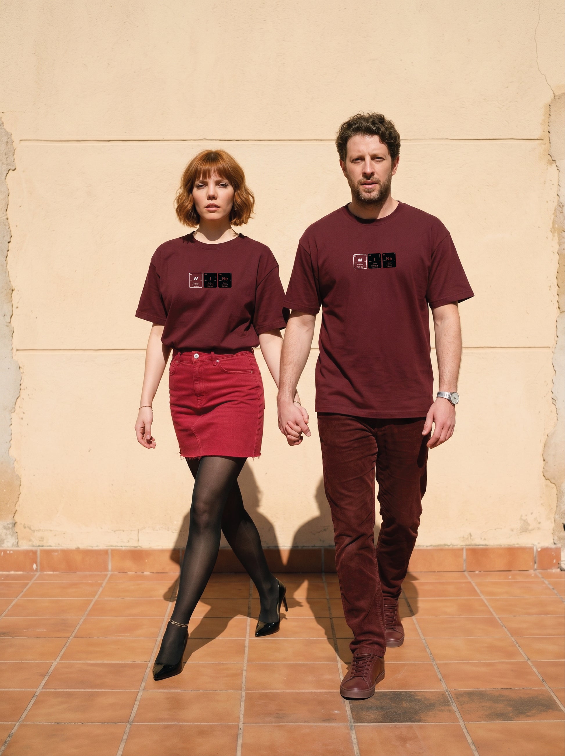 Mr.B Wine — Conscious Chemistry Koleksiyonu · Lisa ve Nathan ürünü giyerken (kurgusal karakterler, görsel yapay zekâ ile üretildi)
