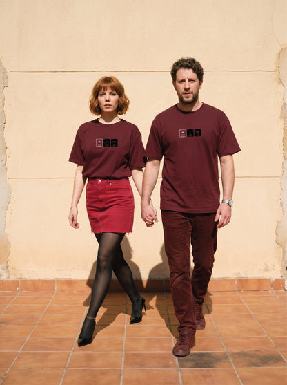 Mr.B Wine — Conscious Chemistry Koleksiyonu · Lisa ve Nathan ürünü giyerken (kurgusal karakterler, görsel yapay zekâ ile üretildi)