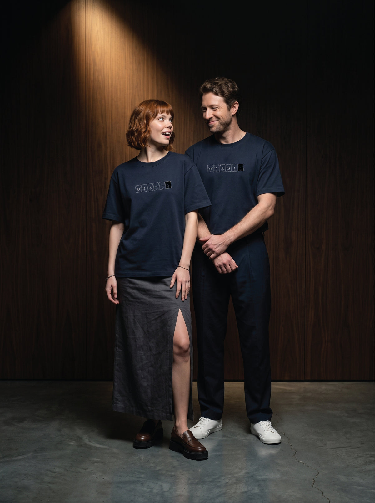 Mr.B Cocktail — Conscious Chemistry Koleksiyonu · Lisa ve Nathan ürünü giyerken (kurgusal karakterler, görsel yapay zekâ ile üretildi)