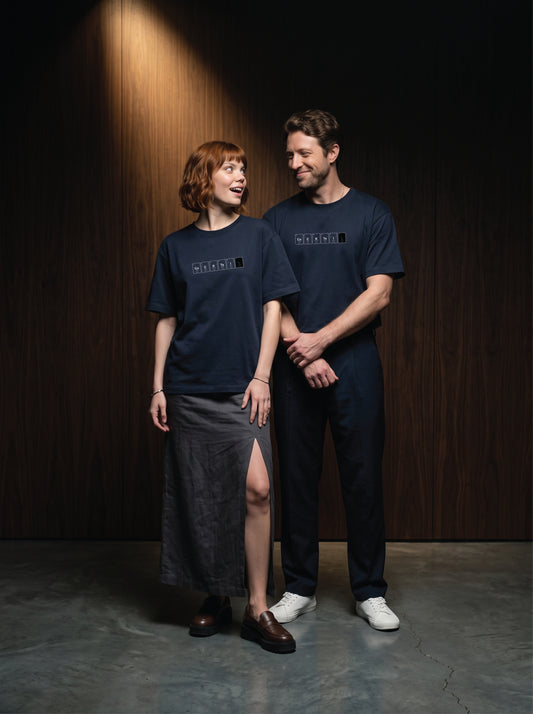 Mr.B Cocktail — Conscious Chemistry Koleksiyonu · Lisa ve Nathan ürünü giyerken (kurgusal karakterler, görsel yapay zekâ ile üretildi)