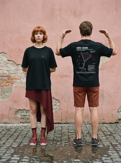 Mr.B Cosmopolitan Tişörtü · Lisa ve Nathan ürünü giyerken (kurgusal karakterler, görsel yapay zekâ ile üretildi)