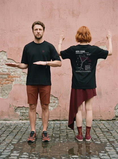 Mr.B Cosmopolitan Tişörtü · Lisa ve Nathan ürünü giyerken (kurgusal karakterler, görsel yapay zekâ ile üretildi)
