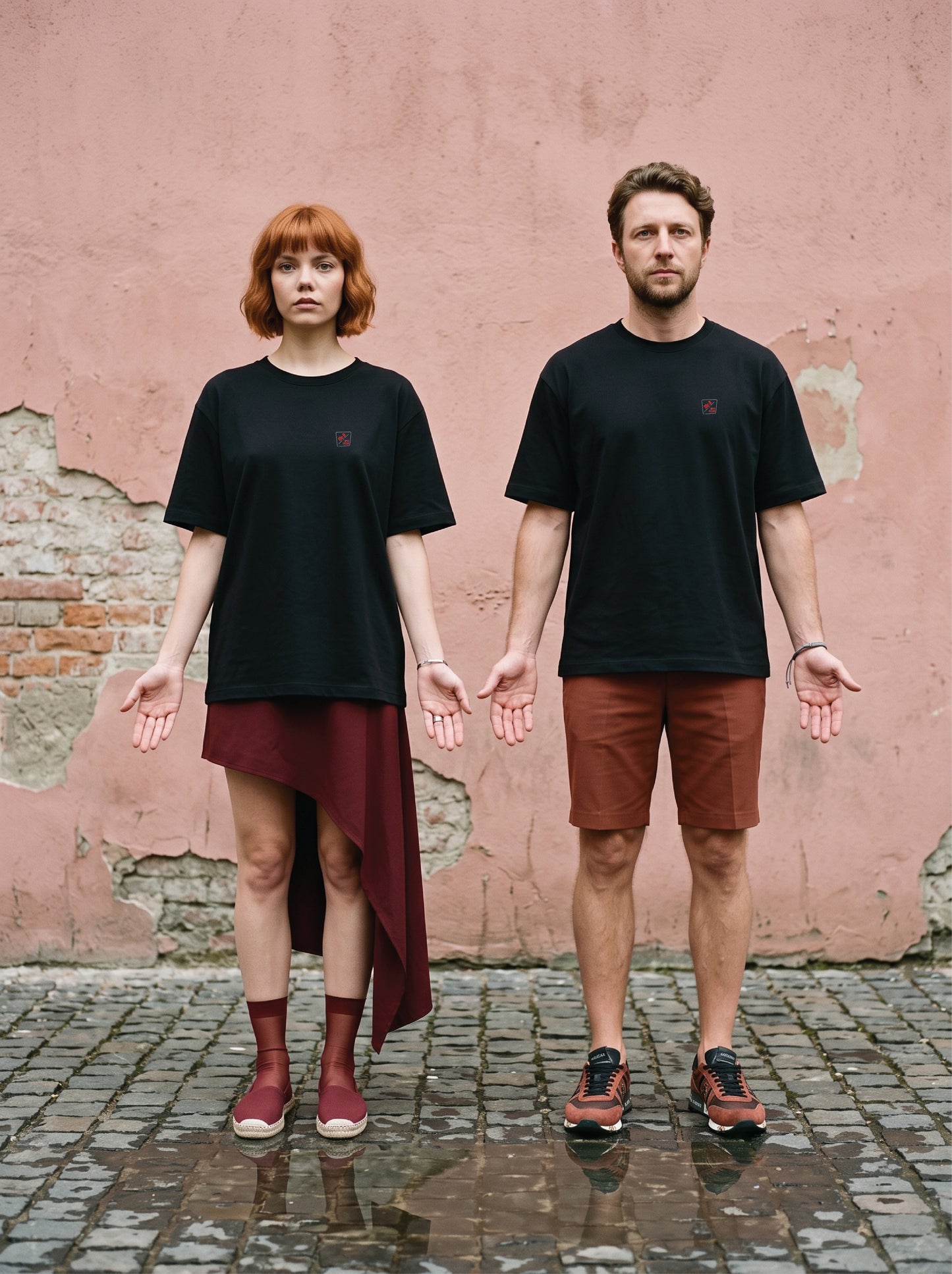 Mr.B Cosmopolitan Tişörtü · Lisa ve Nathan ürünü giyerken (kurgusal karakterler, görsel yapay zekâ ile üretildi)