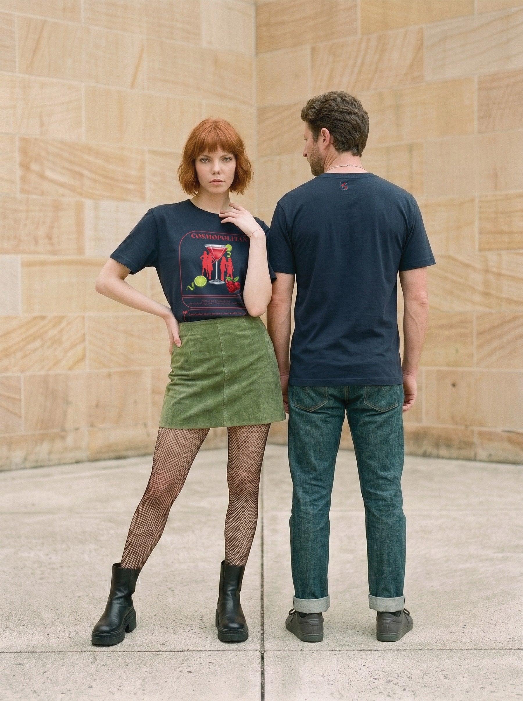 Mr.B Cosmopolitan Tişörtü · Indigo · Lisa ve Nathan ürünü giyerken (kurgusal karakterler, görsel yapay zekâ ile üretildi)