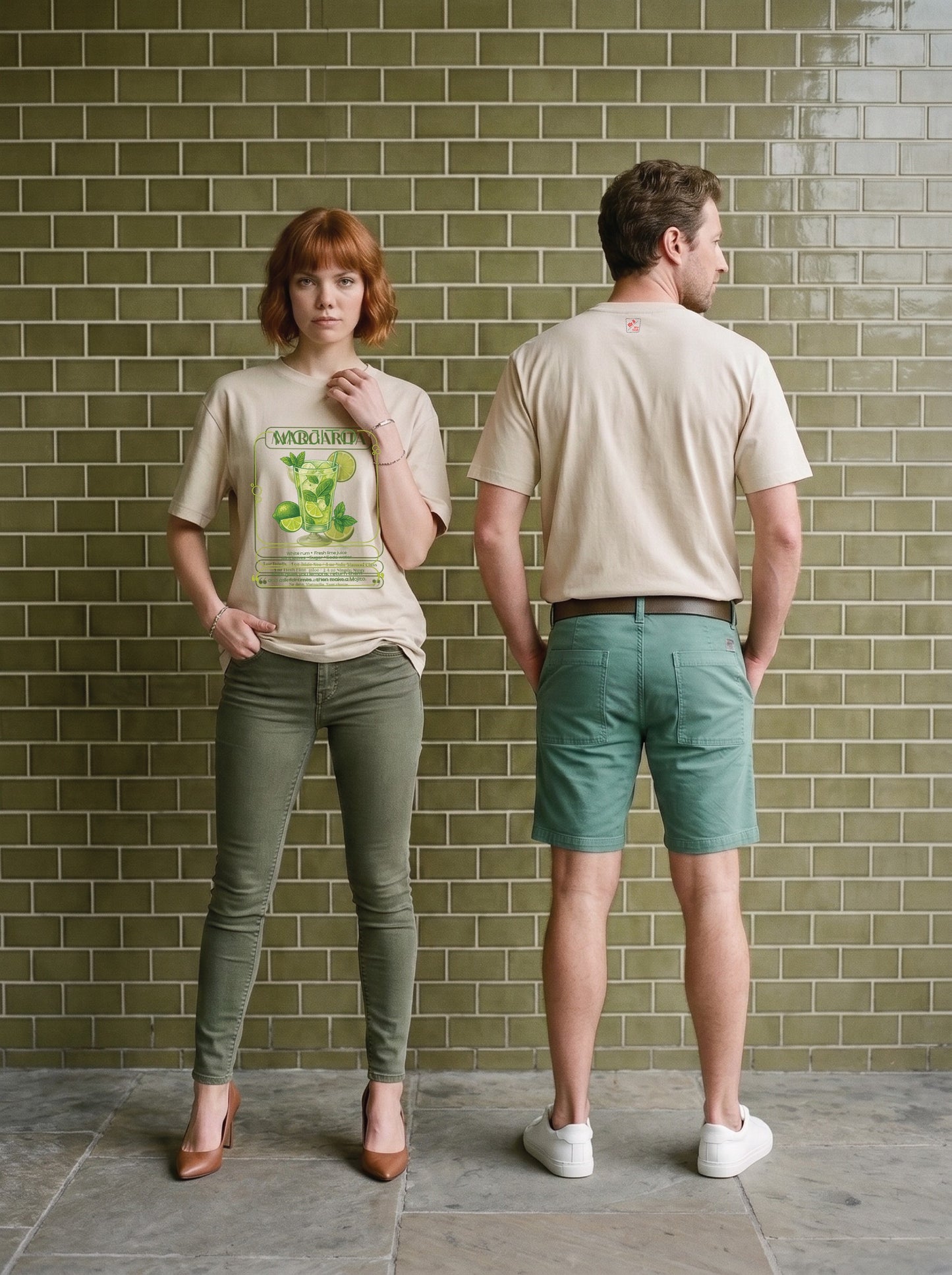 Mr.B Mojito Tişörtü · Bej · Lisa ve Nathan ürünü giyerken (kurgusal karakterler, görsel yapay zekâ ile üretildi)