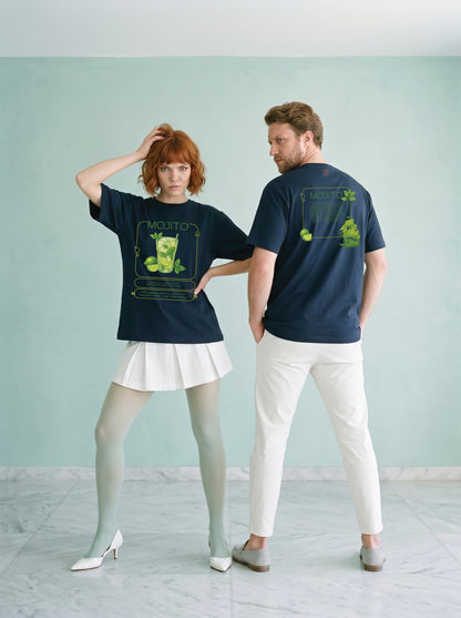 Mr.B Mojito Tişörtü · Lacivert · Lisa ve Nathan ürünü giyerken (kurgusal karakterler, görsel yapay zekâ ile üretildi)