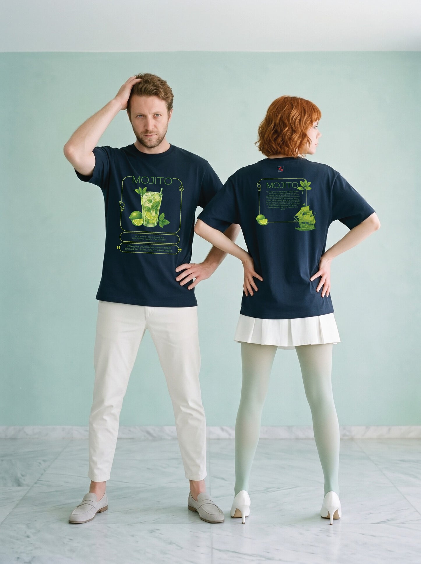 Mr.B Mojito Tişörtü · Lacivert · Lisa ve Nathan ürünü giyerken (kurgusal karakterler, görsel yapay zekâ ile üretildi)