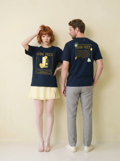 Mr.B Gin Fizz Tişörtü · Lacivert · Lisa ve Nathan ürünü giyerken (kurgusal karakterler, görsel yapay zekâ ile üretildi)