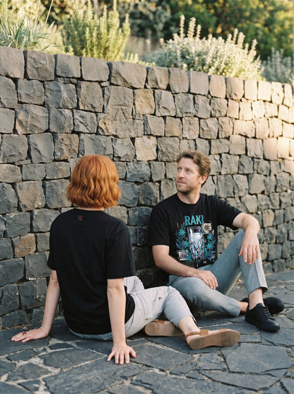 Mr.B Rakı Tişörtü · Lisa ve Nathan ürünü giyerken (kurgusal karakterler, görsel yapay zekâ ile üretildi)