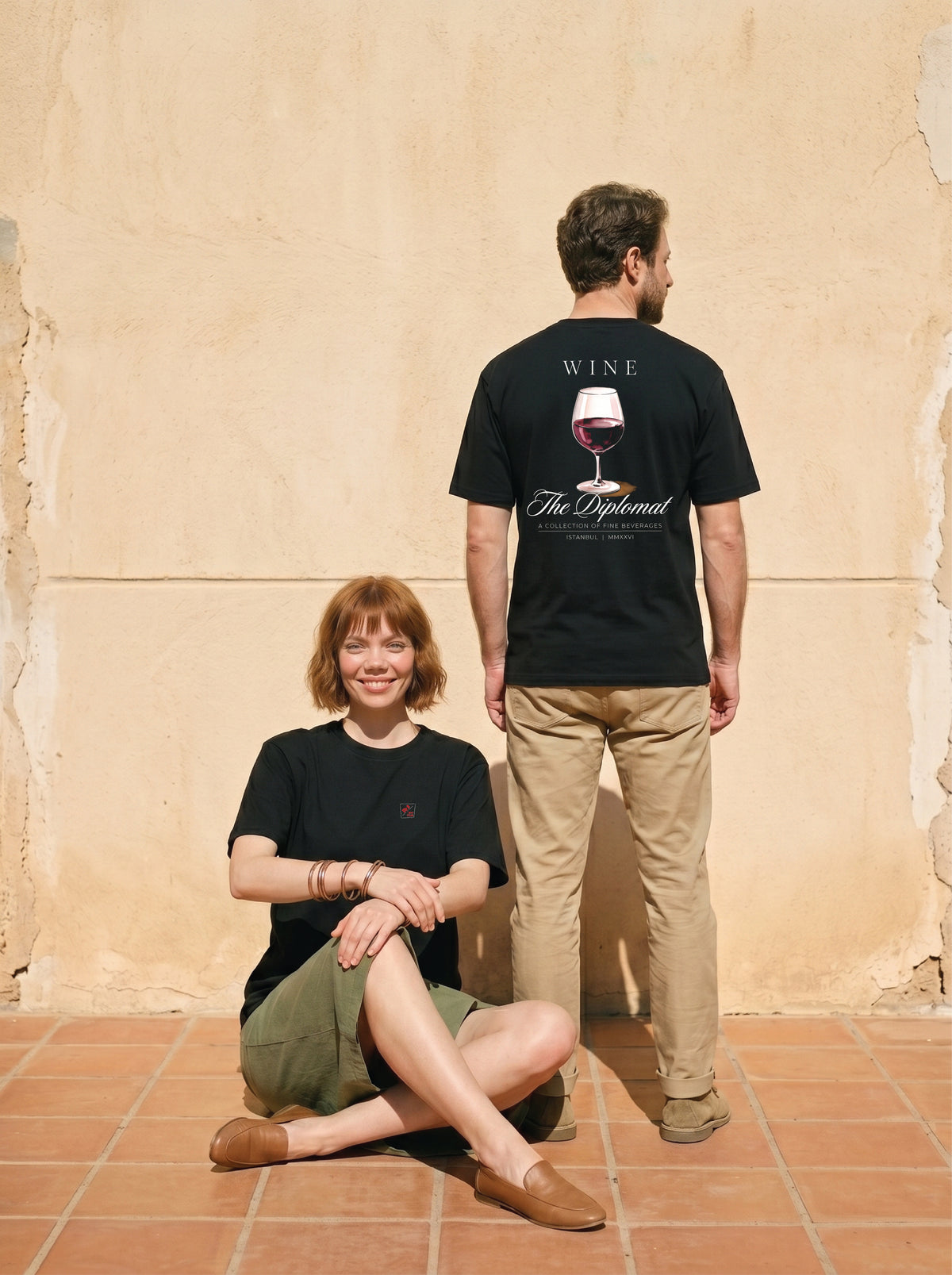 Mr.B Wine Tişörtü · Siyah · Lisa ve Nathan ürünü giyerken (kurgusal karakterler, görsel yapay zekâ ile üretildi)