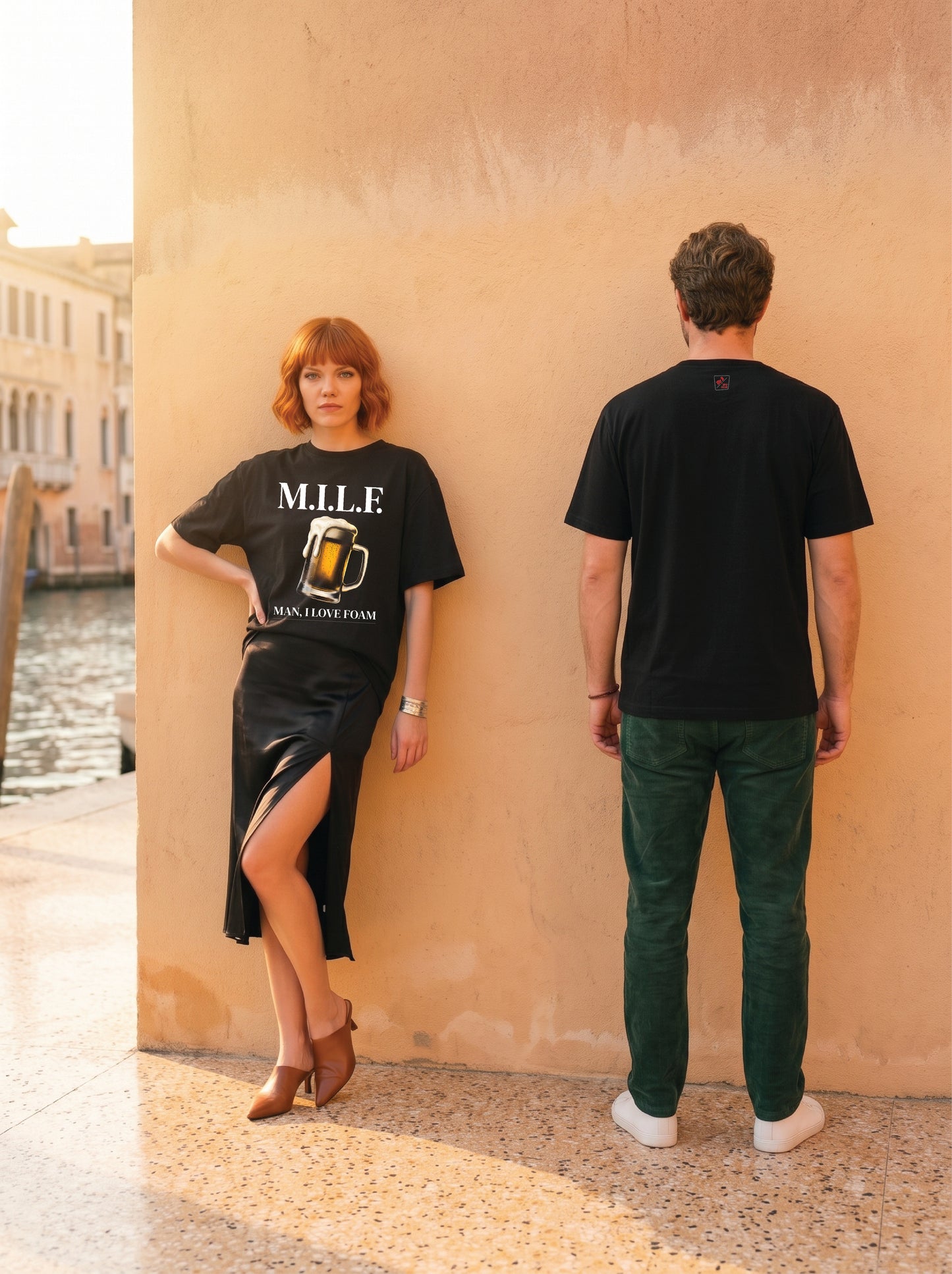 Mr.B M.I.L.F. Tişörtü · Siyah · Lisa ve Nathan ürünü giyerken (kurgusal karakterler, görsel yapay zekâ ile üretildi)