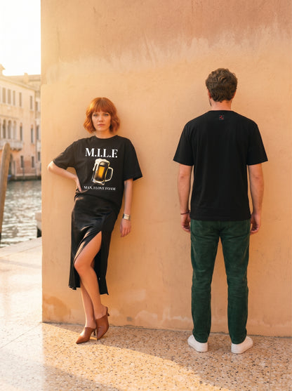 Mr.B M.I.L.F. Tişörtü · Siyah · Lisa ve Nathan ürünü giyerken (kurgusal karakterler, görsel yapay zekâ ile üretildi)