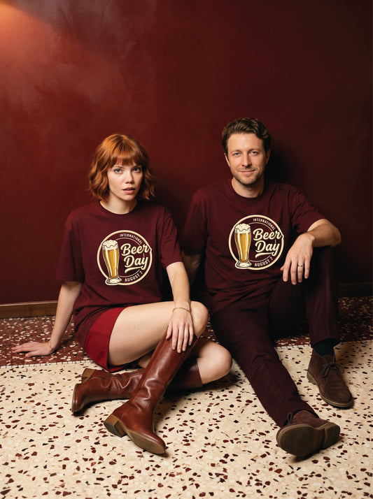 Mr.B International Beer Day Tişörtü · Bordo · Lisa ve Nathan ürünü giyerken (kurgusal karakterler, görsel yapay zekâ ile üretildi)