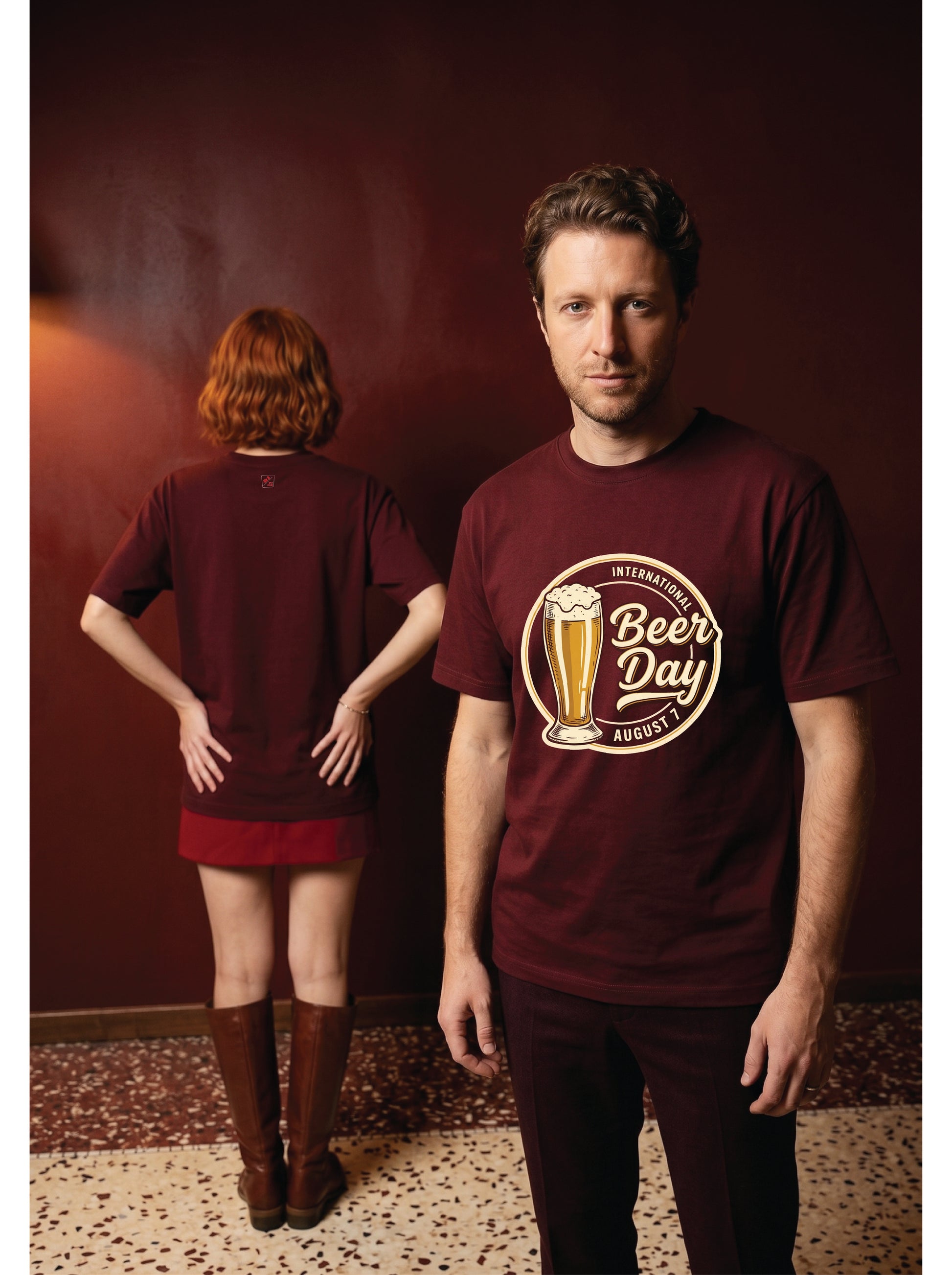 Mr.B International Beer Day Tişörtü · Bordo · Lisa ve Nathan ürünü giyerken (kurgusal karakterler, görsel yapay zekâ ile üretildi)