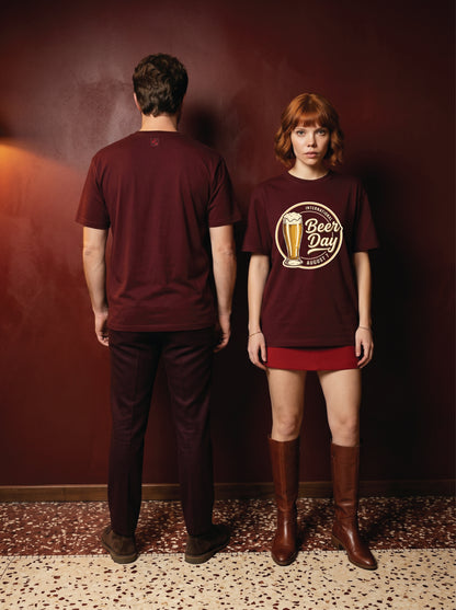 Mr.B International Beer Day Tişörtü · Bordo · Lisa ve Nathan ürünü giyerken (kurgusal karakterler, görsel yapay zekâ ile üretildi)