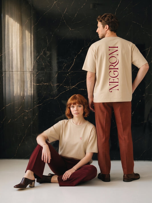 Mr.B Negroni Tişörtü · Lisa ve Nathan ürünü giyerken (kurgusal karakterler, görsel yapay zekâ ile üretildi)