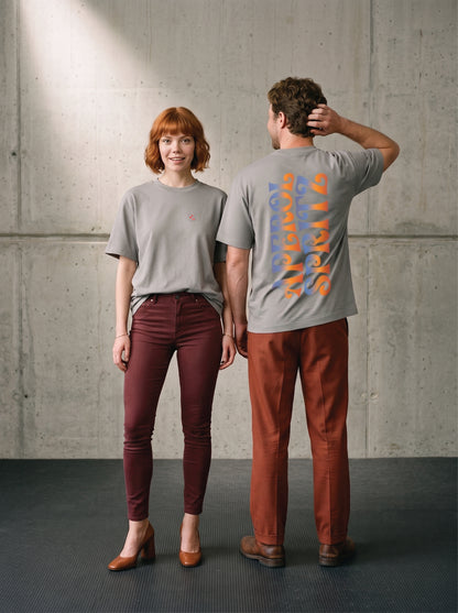 Mr.B Aperol Spritz Tişörtü · Lisa ve Nathan ürünü giyerken (kurgusal karakterler, görsel yapay zekâ ile üretildi)