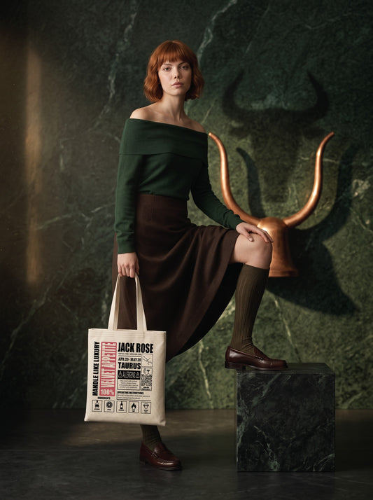 Mr.B Boğa Burcu Bez Çanta · Zodiac of Cocktails · Jack Rose · Ham · Lisa ürünü taşırken (kurgusal karakter, görsel yapay zekâ ile üretildi)