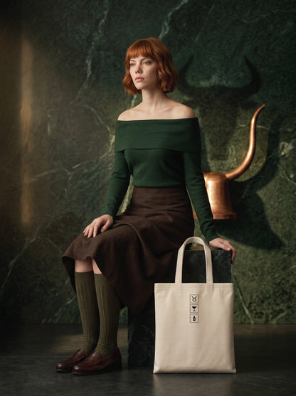 Mr.B Boğa Burcu Bez Çanta · Zodiac of Cocktails · Jack Rose · Ham · Lisa ürünü taşırken (kurgusal karakter, görsel yapay zekâ ile üretildi)