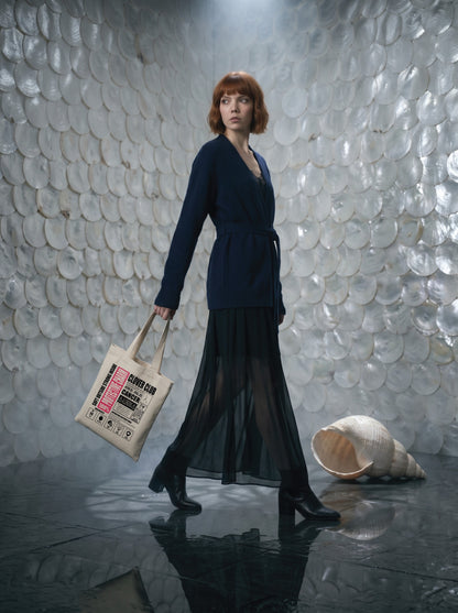 Mr.B Yengeç Burcu Bez Çanta · Zodiac of Cocktails · Clover Club · Ham · Lisa ürünü taşırken (kurgusal karakter, görsel yapay zekâ ile üretildi)