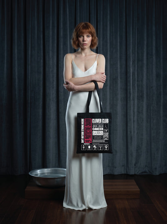 Mr.B Yengeç Burcu Bez Çanta · Zodiac of Cocktails · Clover Club · Siyah · Lisa ürünü taşırken (kurgusal karakter, görsel yapay zekâ ile üretildi)